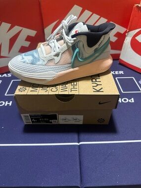 Nike Low-Top Basketball Shoe in Teal, Peach & Light Gray